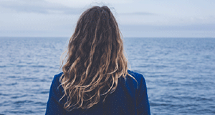 Noia mirant al mar