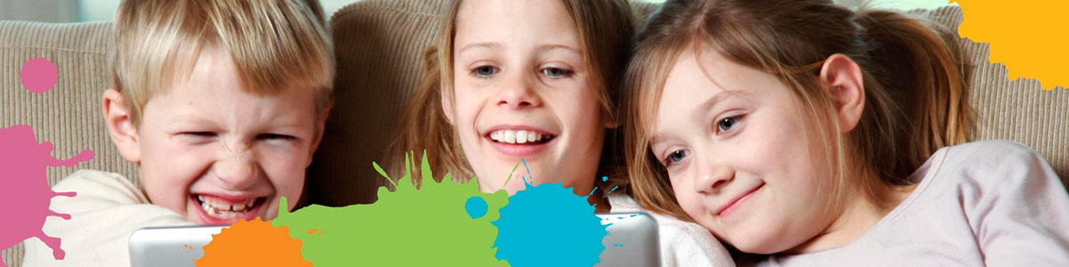 Imatge de nens i nenes amb taques de pintura de diferents colors (quaderns vacances infantil)